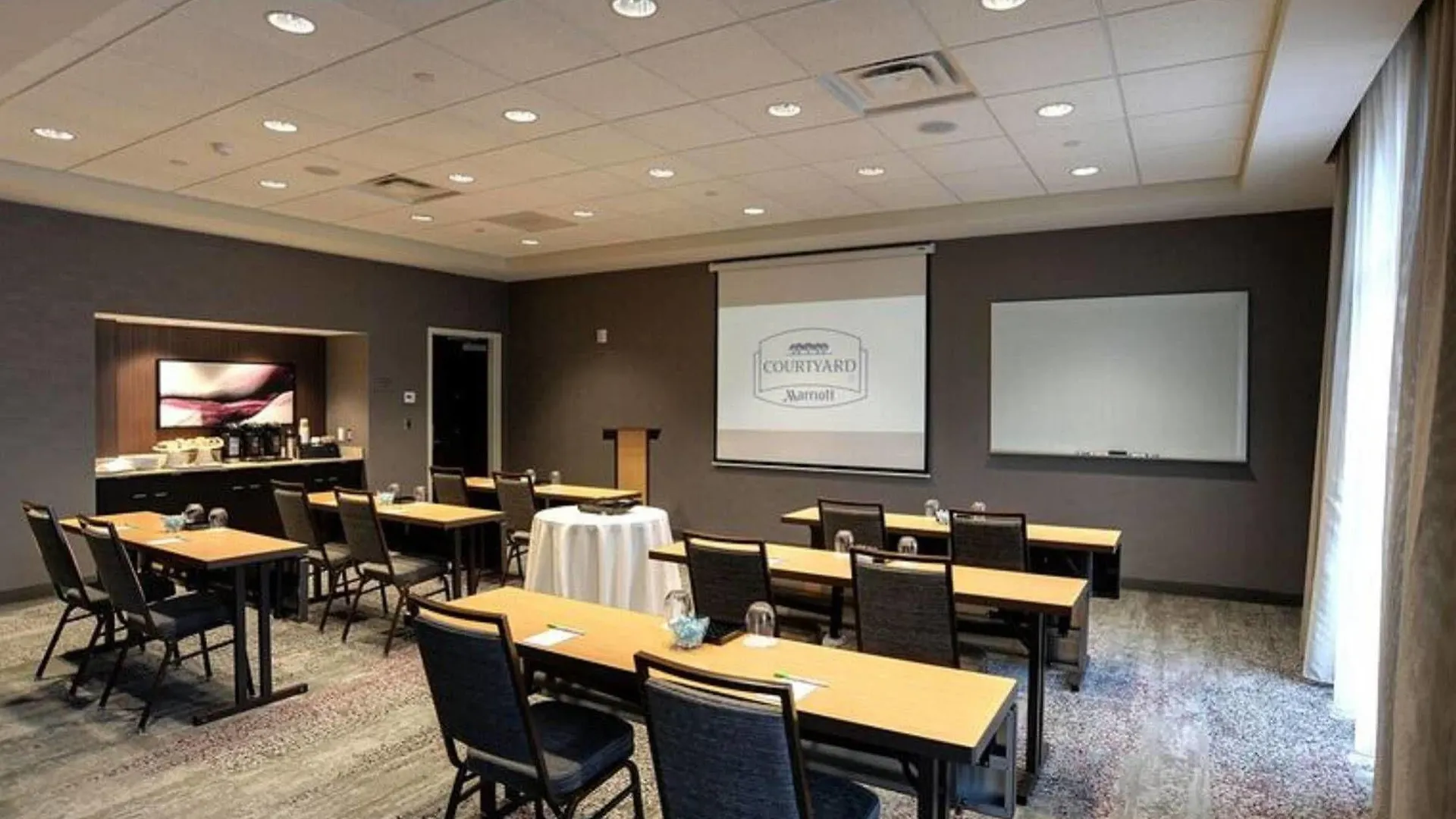 Courtyard By Marriott Columbus Osu Hotel